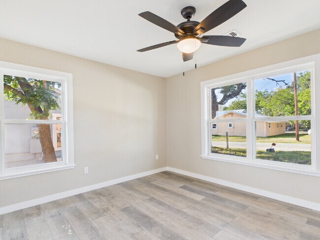 Building Photo - 3-Bedrooms with 2 Full Baths in Harper, TX!"