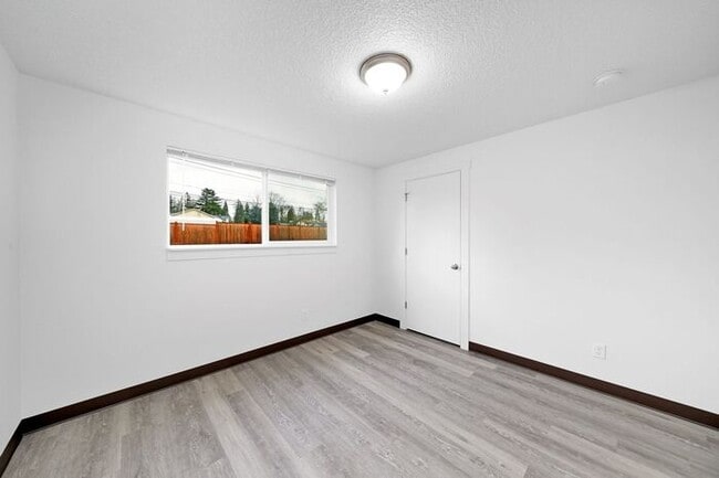 Building Photo - Remodeled 3 bedroom 1 bath in heart of Milwaukie