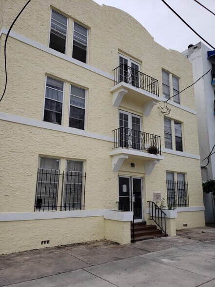 Building Photo - 2110 W Flagler St