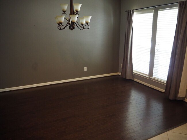 Building Photo - 28607 Green Hedge Dr