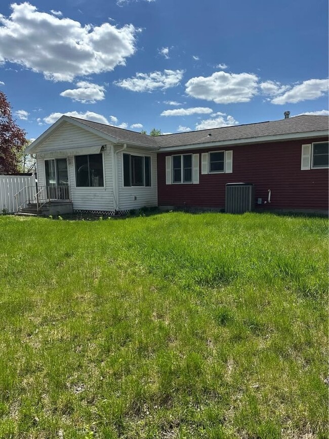 Building Photo - 402 2nd Ave N
