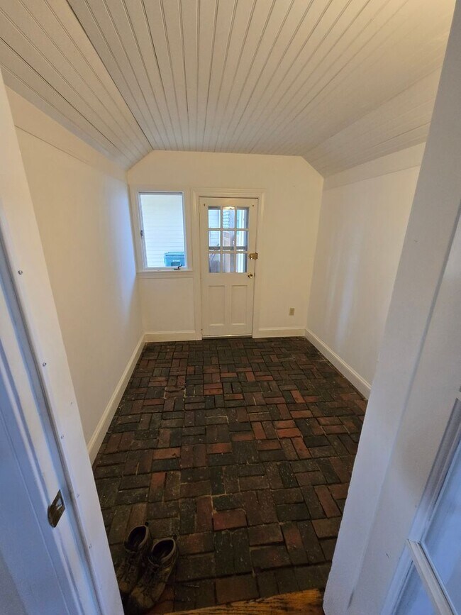 Building Photo - 5 Hillside Ave