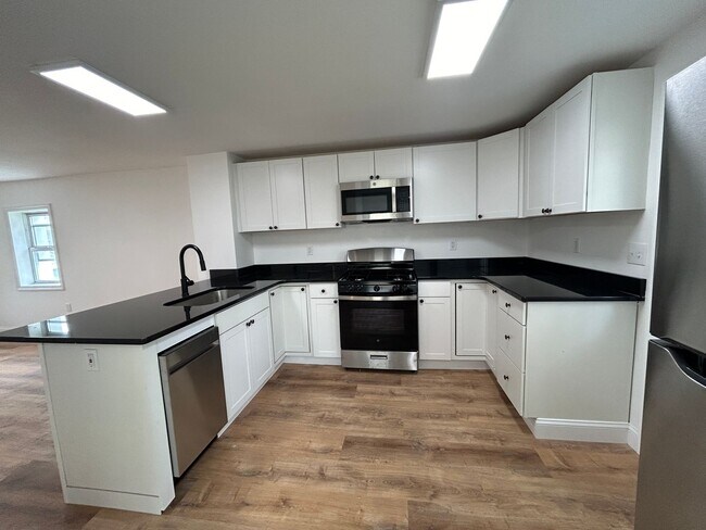 Building Photo - Gorgeous 3 bedroom 1 1/2 bathroom Single F...