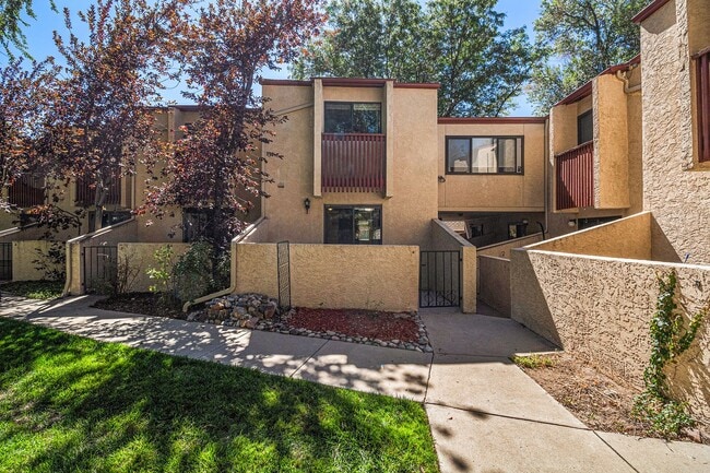 Building Photo - Well Maintained 2 Bed, 2 Bath Townhome in ...