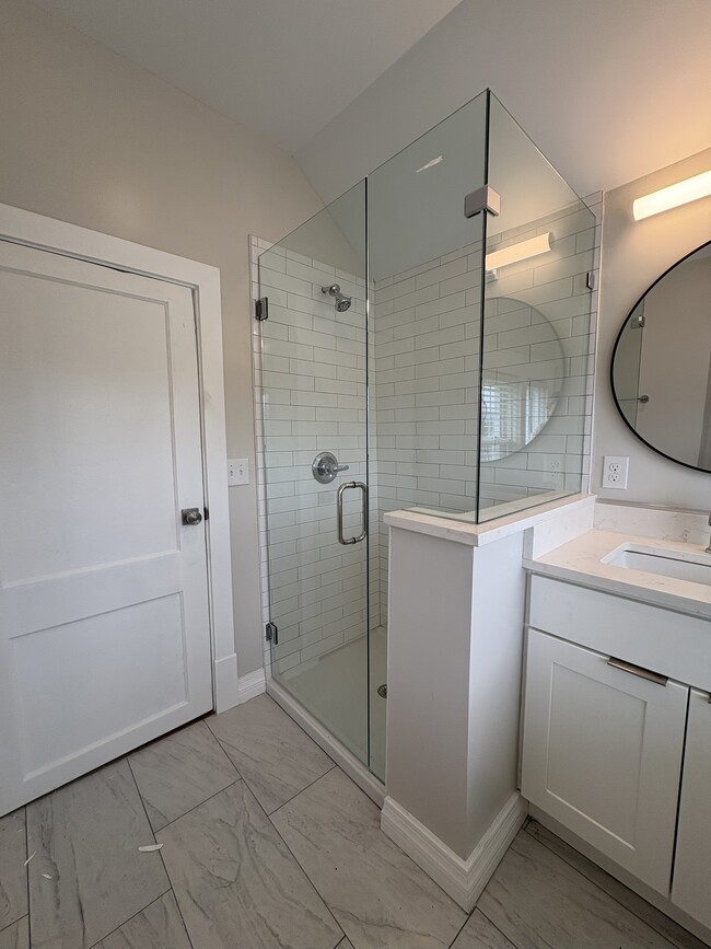 Second Full Bathroom in Apartment E - 1525 Memorial Ave SW