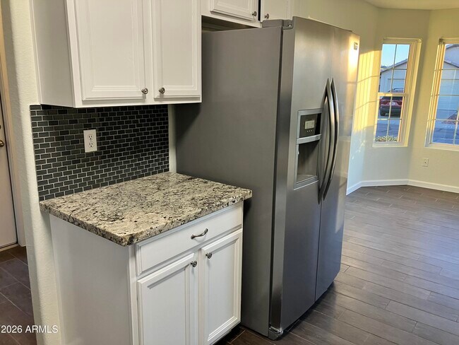 Building Photo - 2240 E Aire Libre Ave