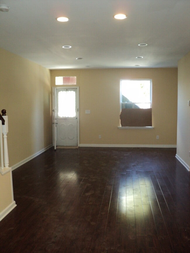 Building Photo - Gorgeous 3 BR - Mt. Airy