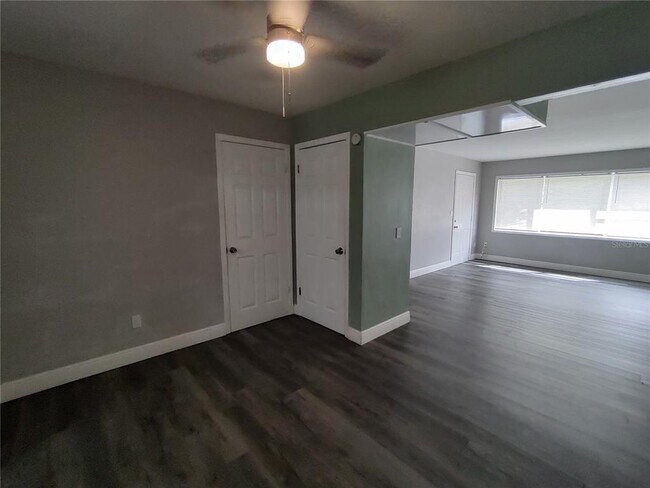 Building Photo - 320 W Howry Ave