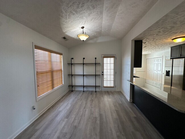 Building Photo - Well-Maintained 4 Bed 2.5 Bath with Fenced Backyard