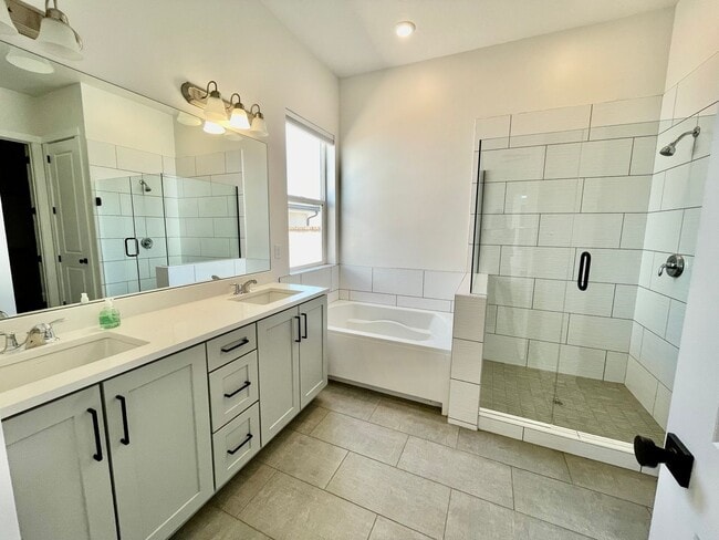 Building Photo - Like New! Three Bedroom Home in Desert Color