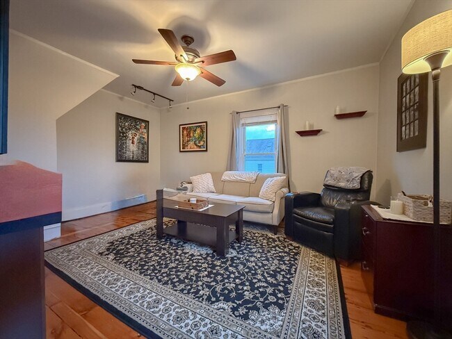 Building Photo - 173 Elm St