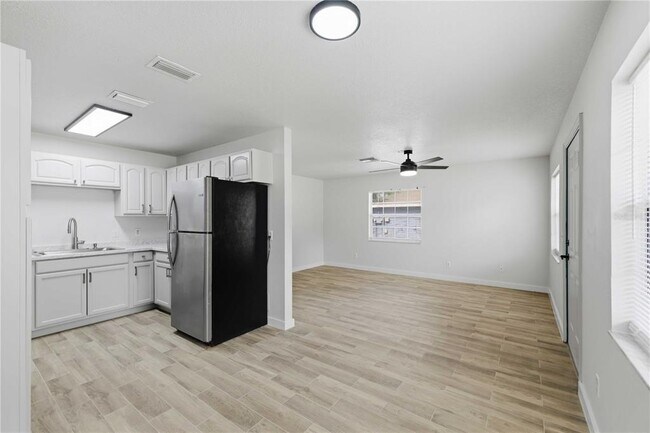 Building Photo - 712 NE 26th St