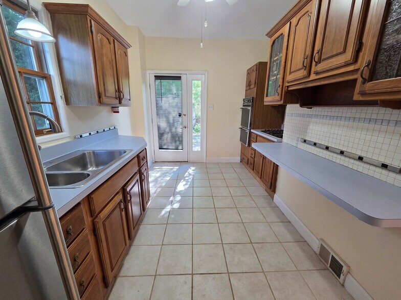 Building Photo - 313 Rinne St