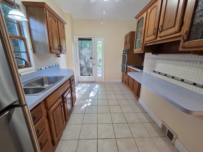 Building Photo - 313 Rinne St