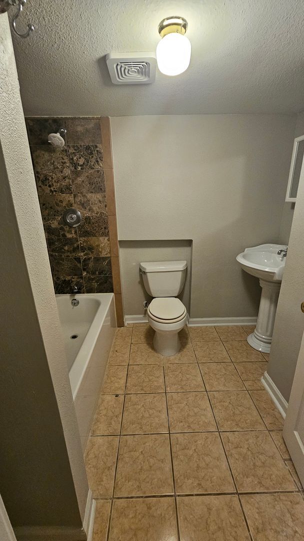 Building Photo - $2700 | 4BR/2.5BA | Pet Friendly House wit...