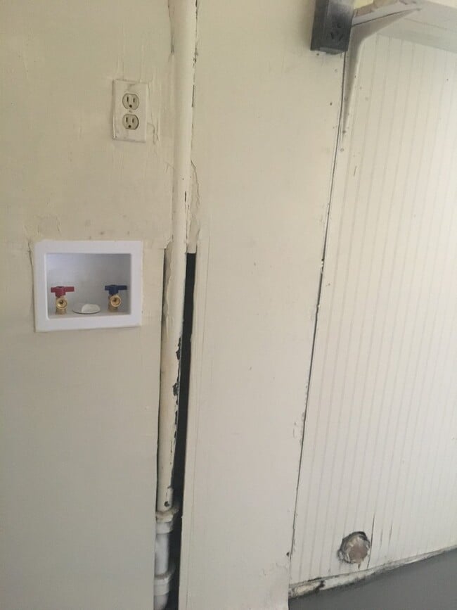 Building Photo - 3br 2 bath Cozy home