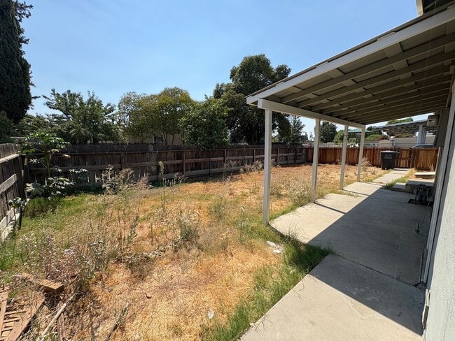 Building Photo - NW Visalia corner lot home available now!
