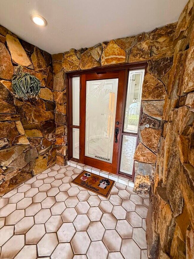 Building Photo - 465 SE Naranja Ave