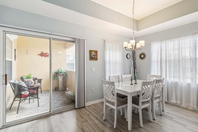 Building Photo - Beautiful furnished & turnkey ready  2/2 unit available now for an annual lease