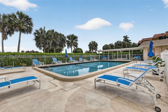 Building Photo - 250 Jacaranda Dr