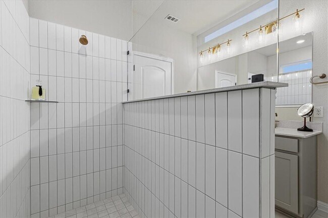 Building Photo - 158 Lake Shore Dr