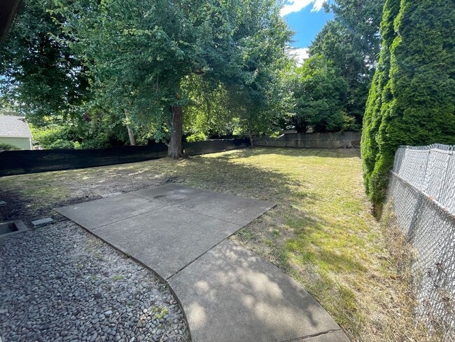 Building Photo - Fantastic SE Salem location!