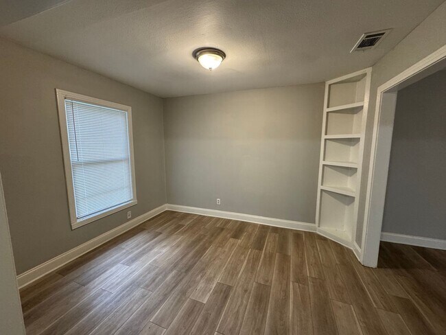 Building Photo - Central Waco Home