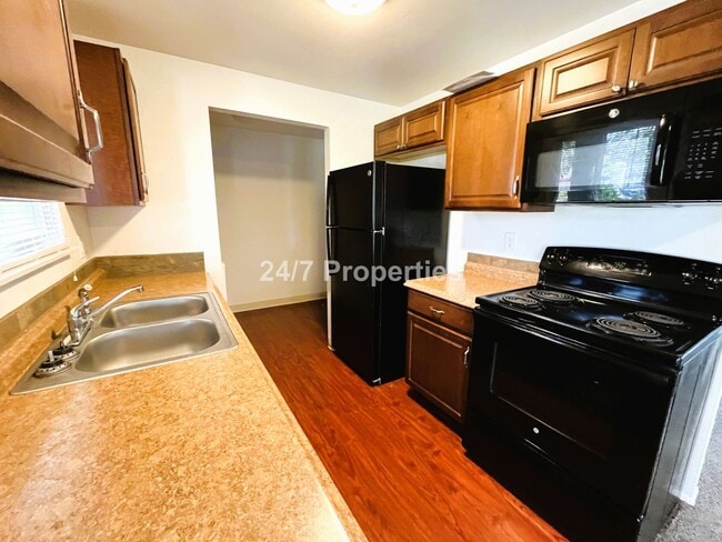 Building Photo - Bright & Updated 2 BD | 1 BA home - SE Portland