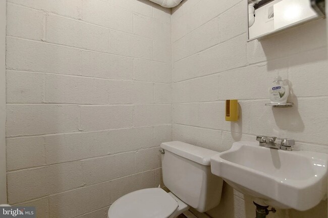 Building Photo - 933 Elm Rd