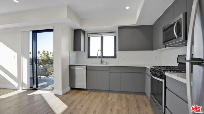 Building Photo - 846 S Mariposa Ave