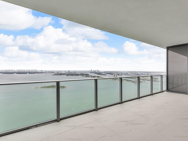 Building Photo - 700 NE 24th St