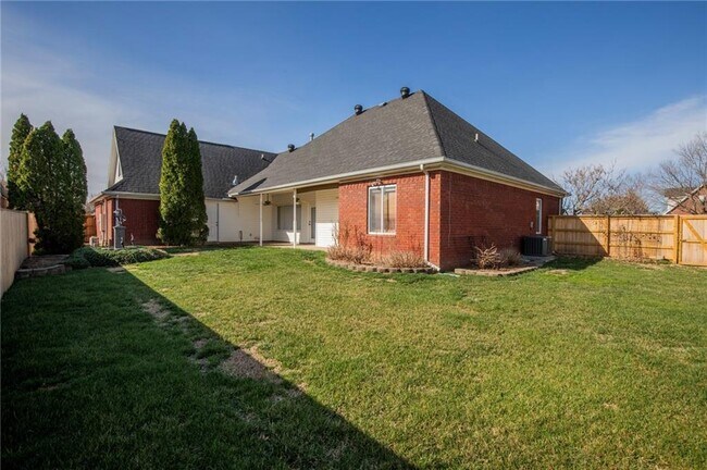 Building Photo - 115 NW Orchard Way