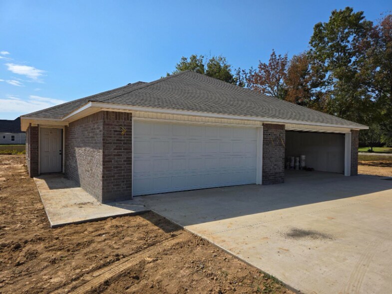 Building Photo - 108 P St