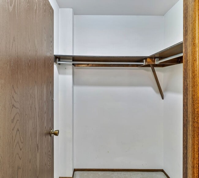 Building Photo - Bright & Spacious 1BD/1BA Top-Floor Unit with Stunning Views!