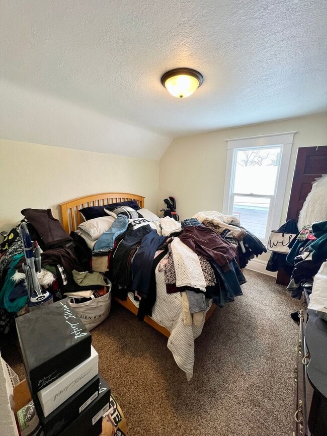 Building Photo - AVAILABLE AUGUST 1 - Spacious 3+ Bedroom Home