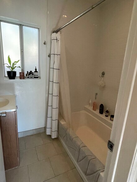 bathroom - 4210 Ince Blvd