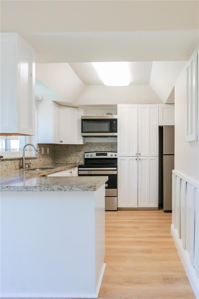 Building Photo - 8320 SW 39th Ct