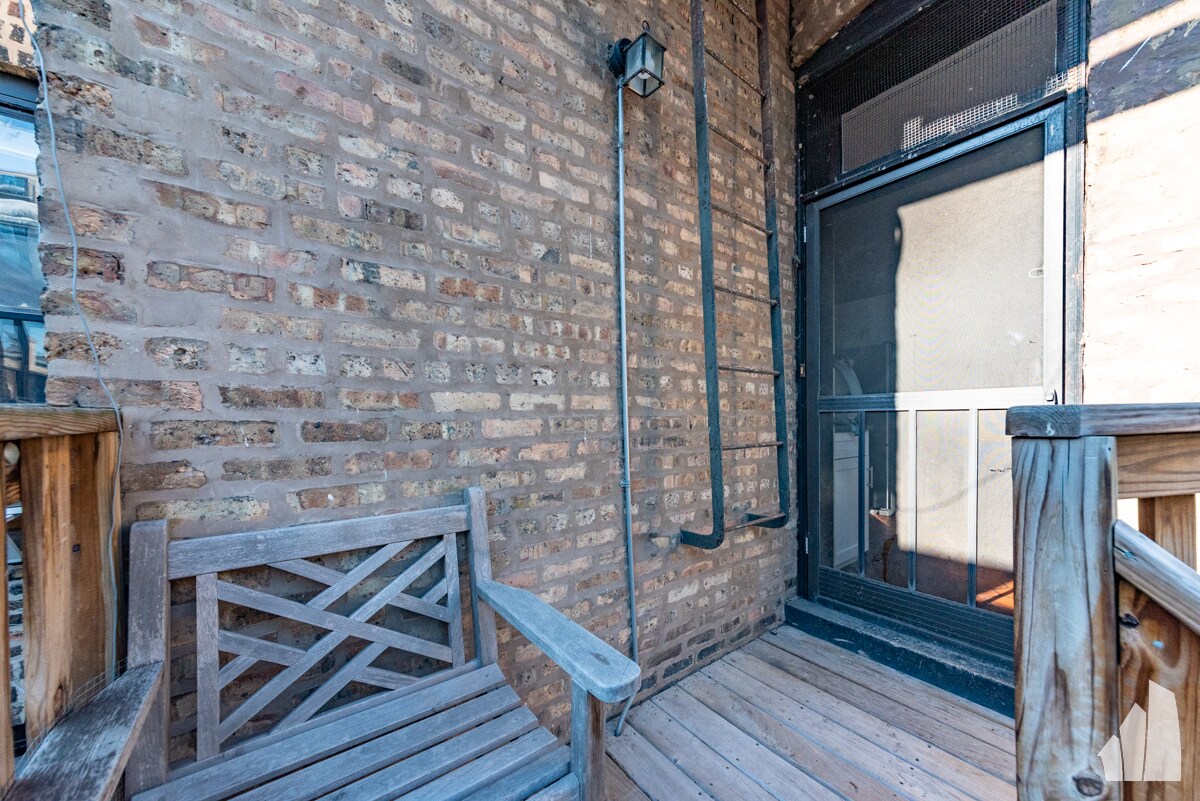 Building Photo - 450 W Surf St