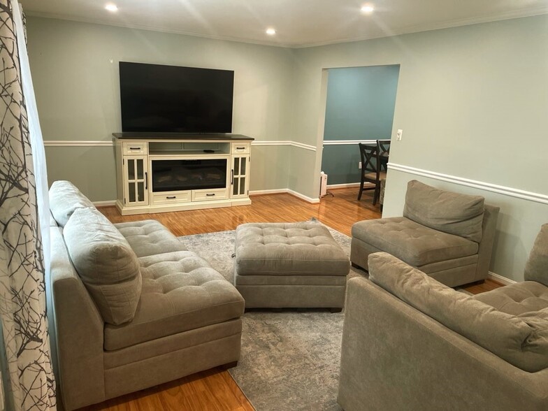 Living room - 740 Tiffany Ct