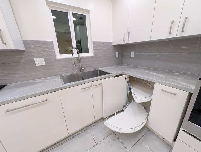 Building Photo - 18700 Collins St