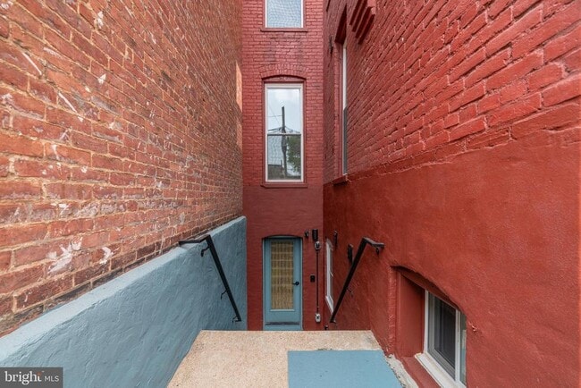 Building Photo - 711 G St SE