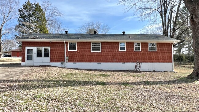 Building Photo - For Rent: 3BR+, 1 1/2BA house in Greenbrier