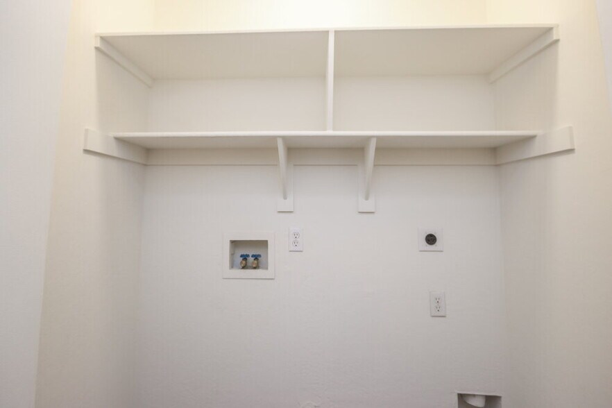 Building Photo - 11170 W Holly St