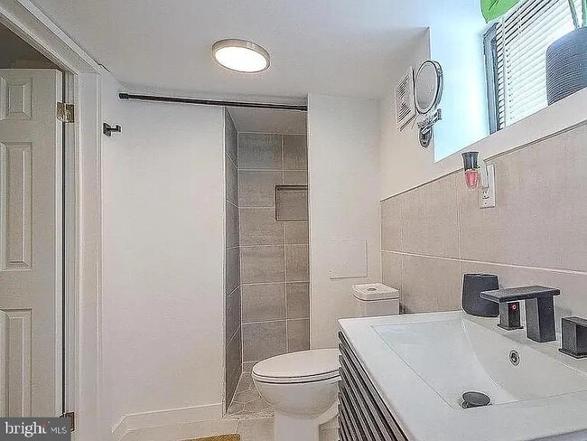 Building Photo - 913 S Yewdall St