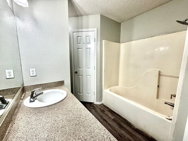 Building Photo - 3 bed 2 bath Large Storage Shed