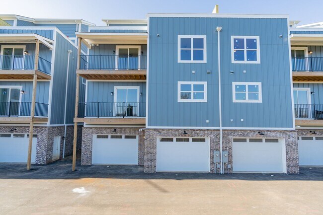 Building Photo - Modern 4 Bedroom Townhome in Southside Chattanooga