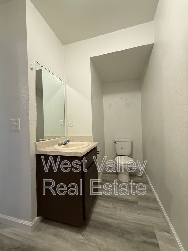 Building Photo - 205 W Ash St