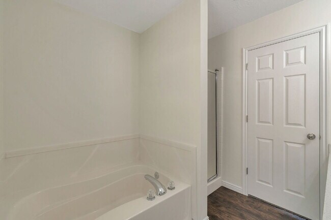 Building Photo - REFRESHED 5-Bedroom Home in Desirable Draper - Pet Friendly - NEW CARPET UPSTAIRS | Refreshed kit...