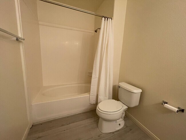 Building Photo - Available NOW!-2 Bedroom Unit in Manhattan Guard Gated Community!