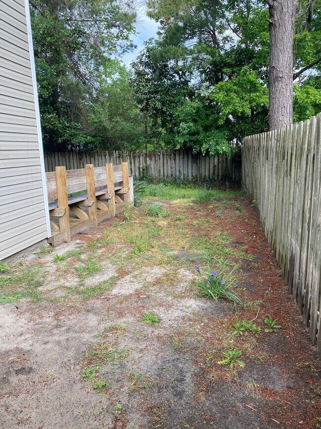 Building Photo - 150 Raye Dr
